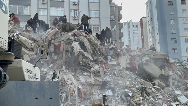 Foto - Adana'da arama kurtarma çalışmaları sürüyor! Depremin ardından Adana bu hale geldi
