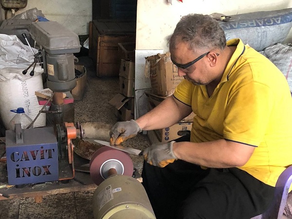 Foto - Adana'da bayram öncesi bıçak bileme mesaisi