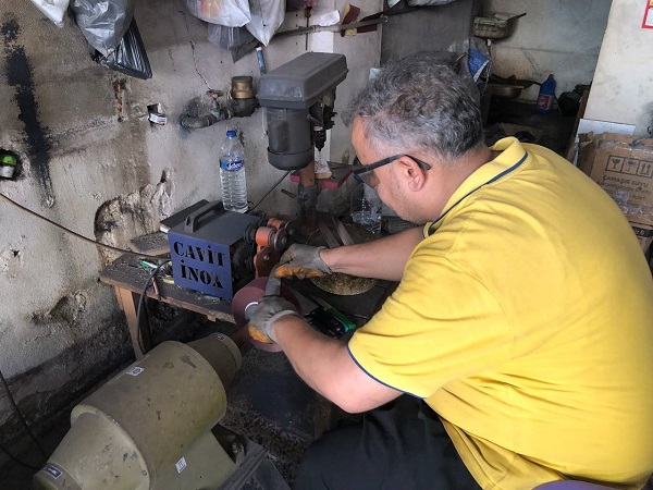 Adana'da bayram öncesi bıçak bileme mesaisi