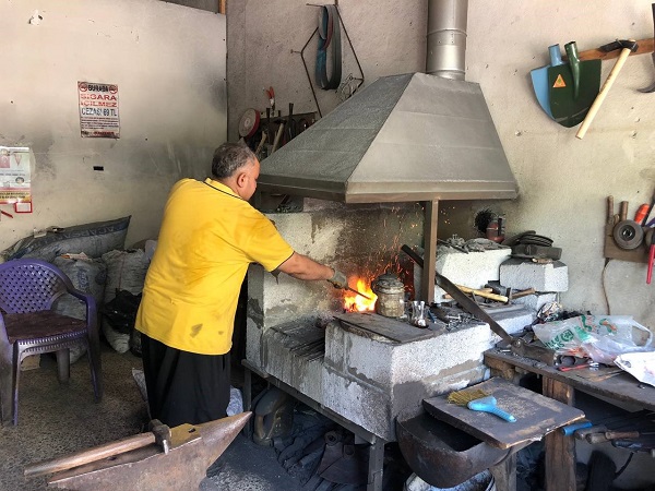 Foto - Adana'da bayram öncesi bıçak bileme mesaisi