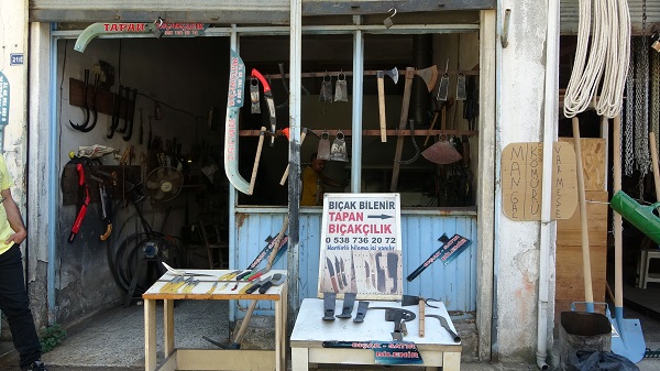 Foto - Adana'da bayram öncesi bıçak bileme mesaisi