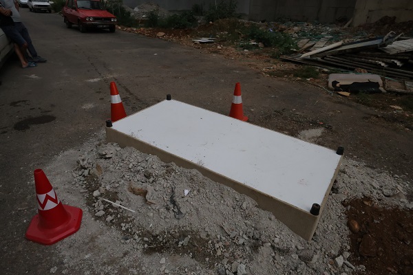 Foto - Adana'da bir garip olay! Bakın kanalizasyon kokusuna nasıl önlem alındı