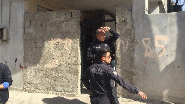 Foto - Adana'da bir kişi evinde ölü halde bulundu