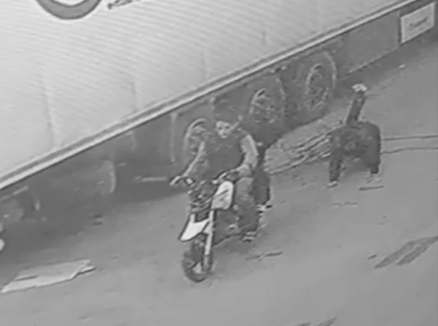 Adana'da çaldıkları motosikletle 3 kapkaça karışan iki kardeşten biri tutuklandı
