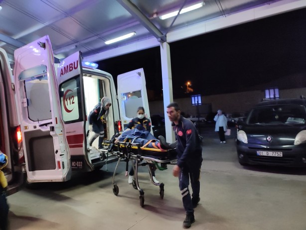 Foto - Adana'da cenazeye giden aile kaza yaptı: 1'i ağır, 3 yaralı