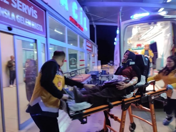 Foto - Adana'da cenazeye giden aile kaza yaptı: 1'i ağır, 3 yaralı