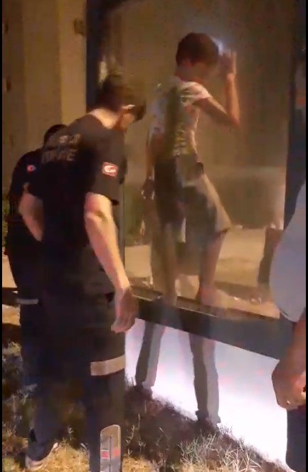 Foto - Adana'da çocukların akılalmaz oyunu! Reklam panosuna sıkıştı