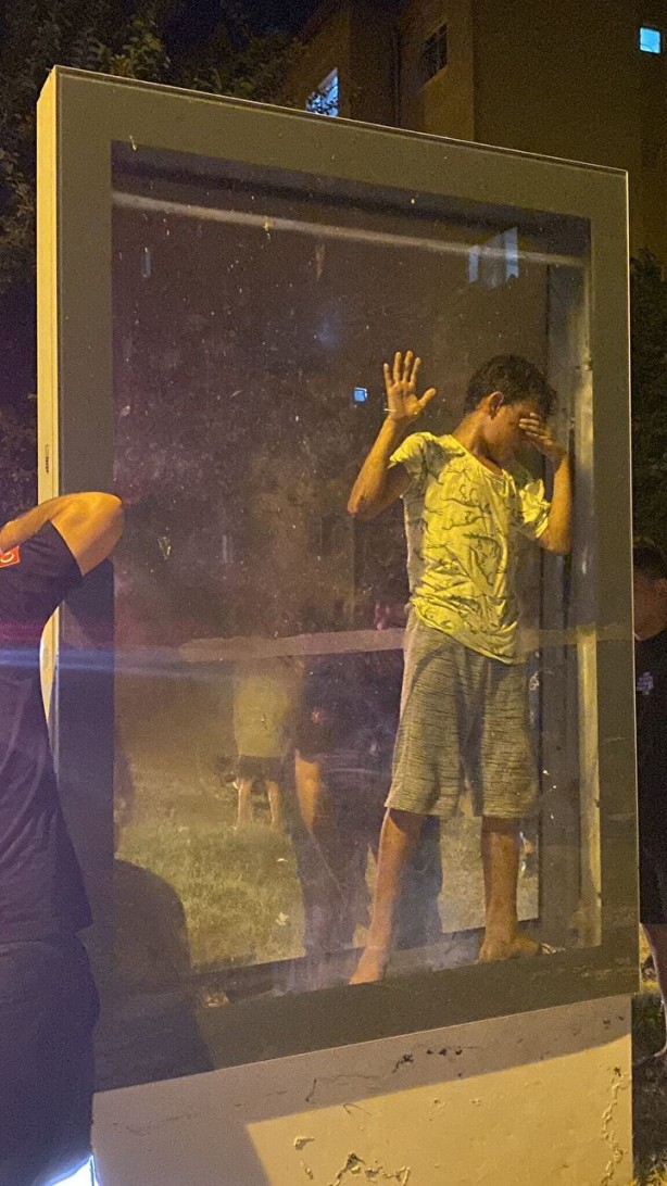 Adana'da çocukların akılalmaz oyunu! Reklam panosuna sıkıştı