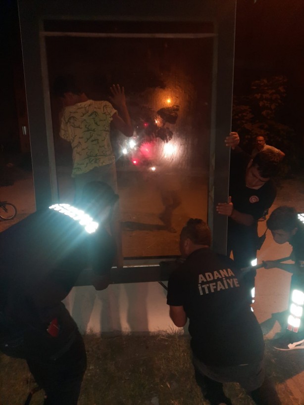 Foto - Adana'da çocukların akılalmaz oyunu! Reklam panosuna sıkıştı