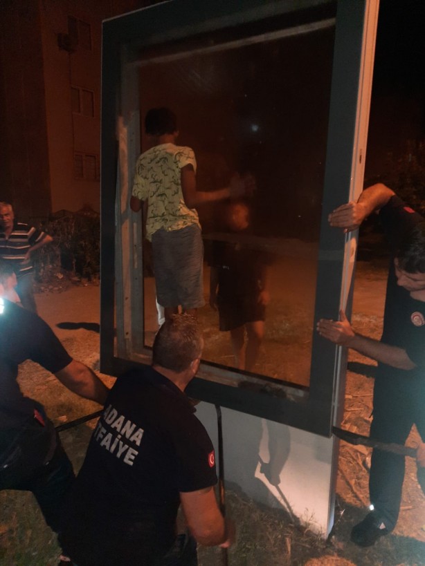 Foto - Adana'da çocukların akılalmaz oyunu! Reklam panosuna sıkıştı