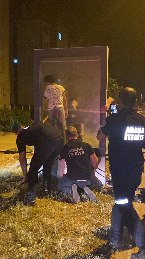 Foto - Adana'da çocukların akılalmaz oyunu! Reklam panosuna sıkıştı