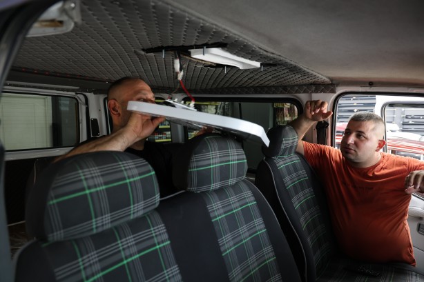 Foto - Adana’da daha neler göreceğiz! Klimasız araçlara 'Ev tipi' klima takıldı