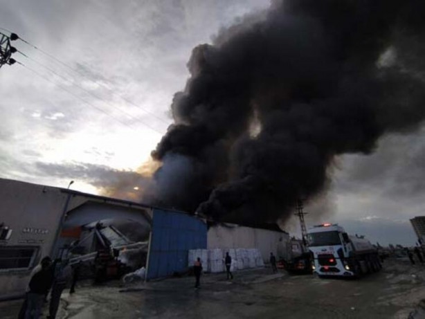 Foto - Adana'da fabrika yangını; 4 saatte kontrol altında