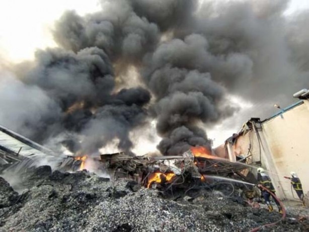 Foto - Adana'da fabrika yangını; 4 saatte kontrol altında