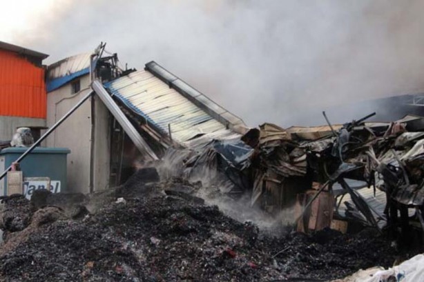 Foto - Adana'da fabrika yangını; 4 saatte kontrol altında