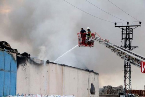 Foto - Adana'da fabrika yangını; 4 saatte kontrol altında