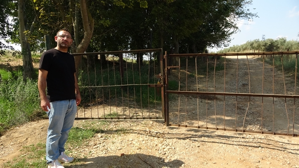 Foto - Adana'da ilginç olay! Sahibi yolu kapatınca mahalleli kapıda kaldı