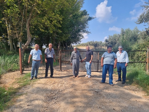 Adana'da ilginç olay! Sahibi yolu kapatınca mahalleli kapıda kaldı