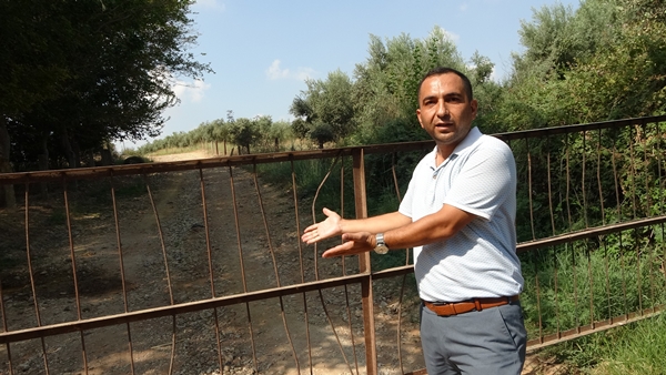 Foto - Adana'da ilginç olay! Sahibi yolu kapatınca mahalleli kapıda kaldı