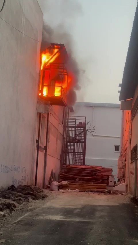 Adana’da mobilya imalathanesinde yangın