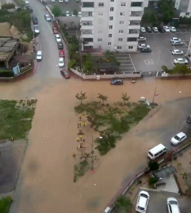 Foto - Adana'da nisan yağmuru! Araçlar su içinde kaldı