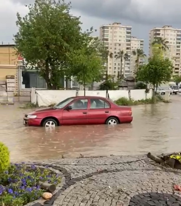 Foto - Adana'da nisan yağmuru! Araçlar su içinde kaldı