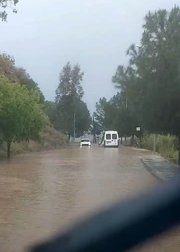 Foto - Adana'da nisan yağmuru! Araçlar su içinde kaldı