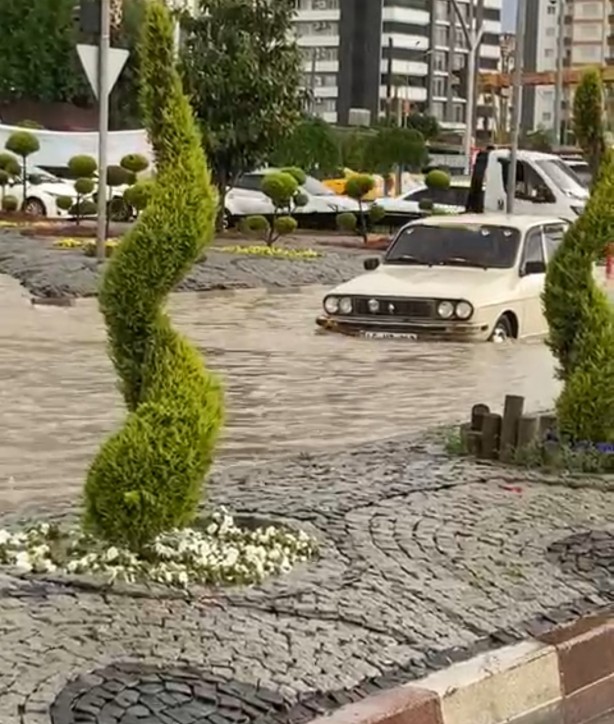 Foto - Adana'da nisan yağmuru! Araçlar su içinde kaldı