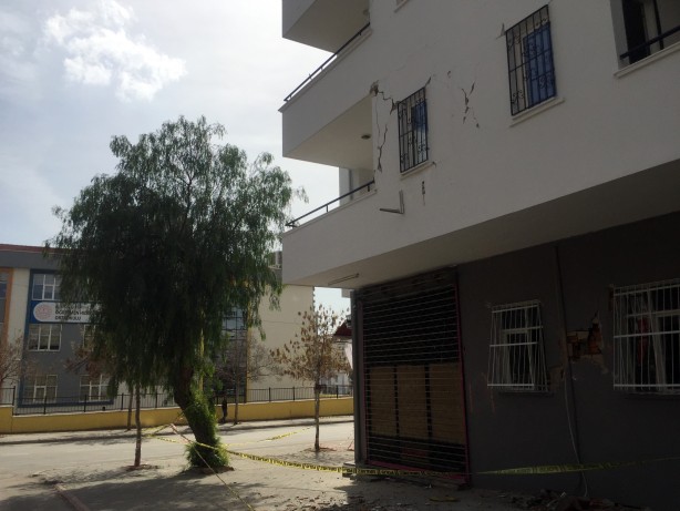 Foto - Adana'da okulun yanı başındaki ağır hasarlı bina tedirgin ediyor!