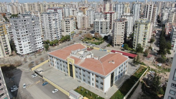 Foto - Adana'da okulun yanı başındaki ağır hasarlı bina tedirgin ediyor!