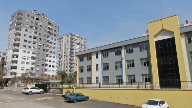 Foto - Adana'da okulun yanı başındaki ağır hasarlı bina tedirgin ediyor!