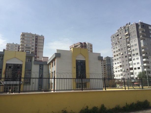 Foto - Adana'da okulun yanı başındaki ağır hasarlı bina tedirgin ediyor!