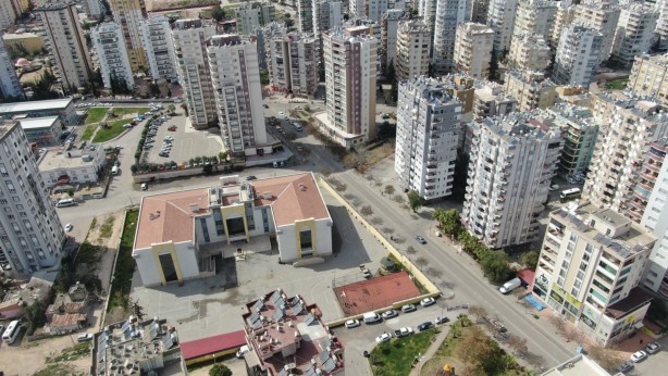 Adana'da okulun yanı başındaki ağır hasarlı bina tedirgin ediyor!