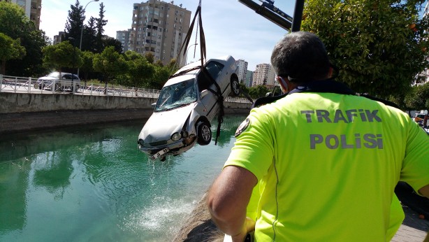 Foto - Adana'da otomobil sulama kanalına düştü