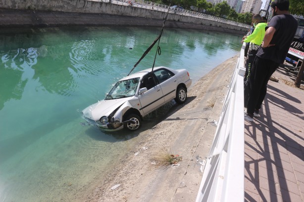 Foto - Adana'da otomobil sulama kanalına düştü