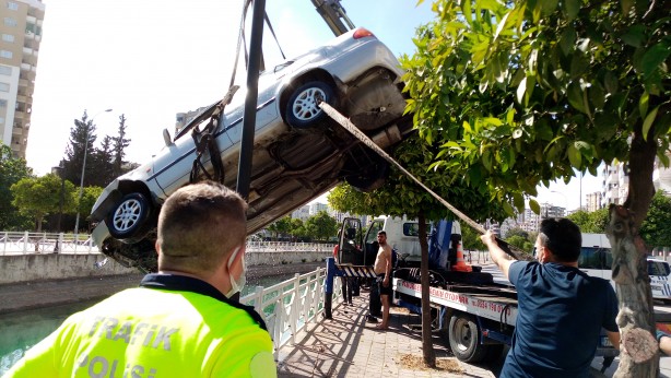 Adana'da otomobil sulama kanalına düştü
