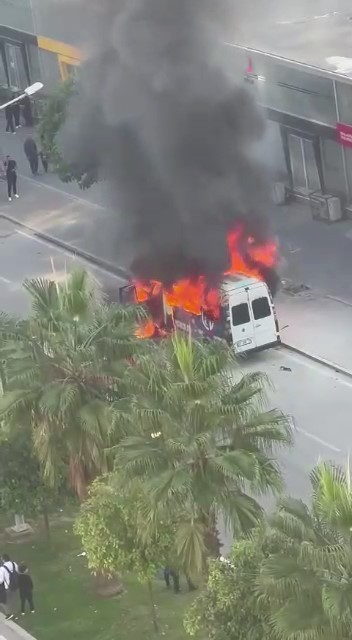 Foto - Adana'da park halindeki minibüs cayır cayır yandı!