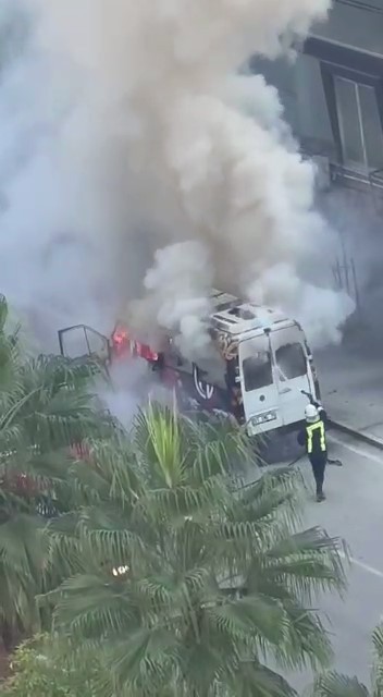 Foto - Adana'da park halindeki minibüs cayır cayır yandı!