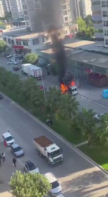 Adana'da park halindeki minibüs cayır cayır yandı!