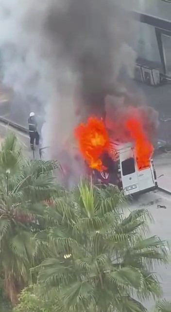 Foto - Adana'da park halindeki minibüs cayır cayır yandı!