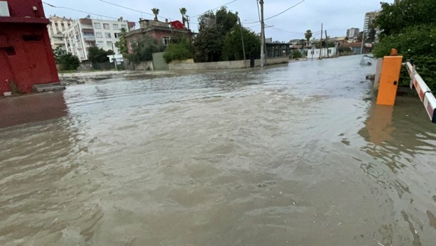 Foto - Adana'da patlayan su borusu nedeniyle bazı iş yerlerini su bastı
