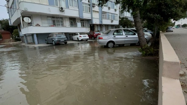 Foto - Adana'da patlayan su borusu nedeniyle bazı iş yerlerini su bastı