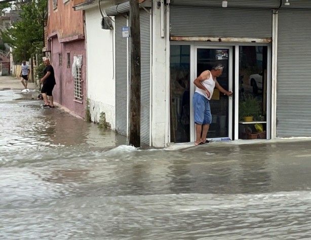 Foto - Adana'da patlayan su borusu nedeniyle bazı iş yerlerini su bastı