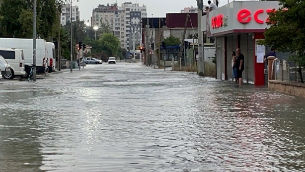 Foto - Adana'da patlayan su borusu nedeniyle bazı iş yerlerini su bastı