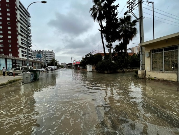 Adana'da patlayan su borusu nedeniyle bazı iş yerlerini su bastı