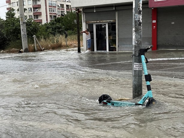 Foto - Adana'da patlayan su borusu nedeniyle bazı iş yerlerini su bastı