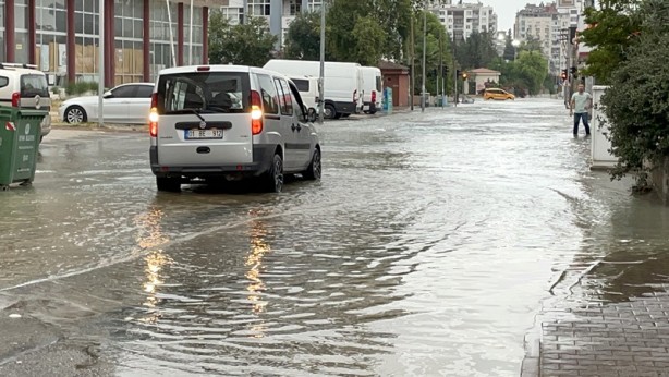 Foto - Adana'da patlayan su borusu nedeniyle bazı iş yerlerini su bastı