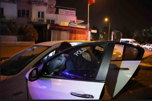 Foto - Adana'da sıcak anlar! Polis aracın lastiklerine ateş etti