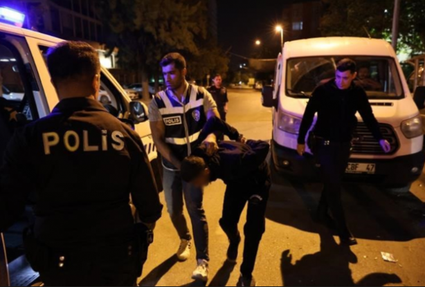 Foto - Adana'da sıcak anlar! Polis aracın lastiklerine ateş etti
