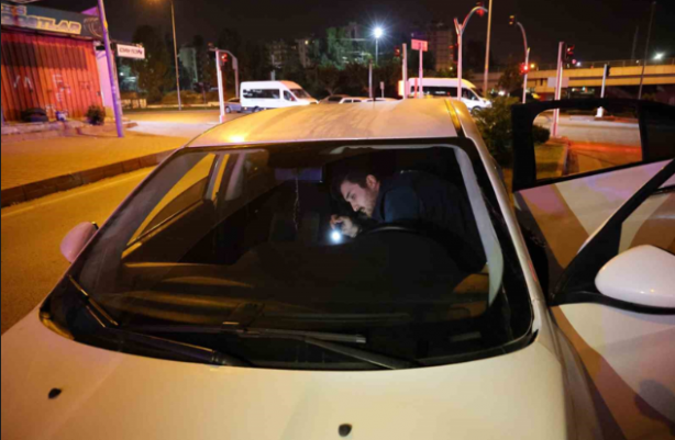 Foto - Adana'da sıcak anlar! Polis aracın lastiklerine ateş etti